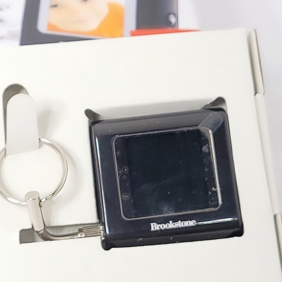 Brookstone Digital Photo Keychain and Sleeve - Picture 3 of 4